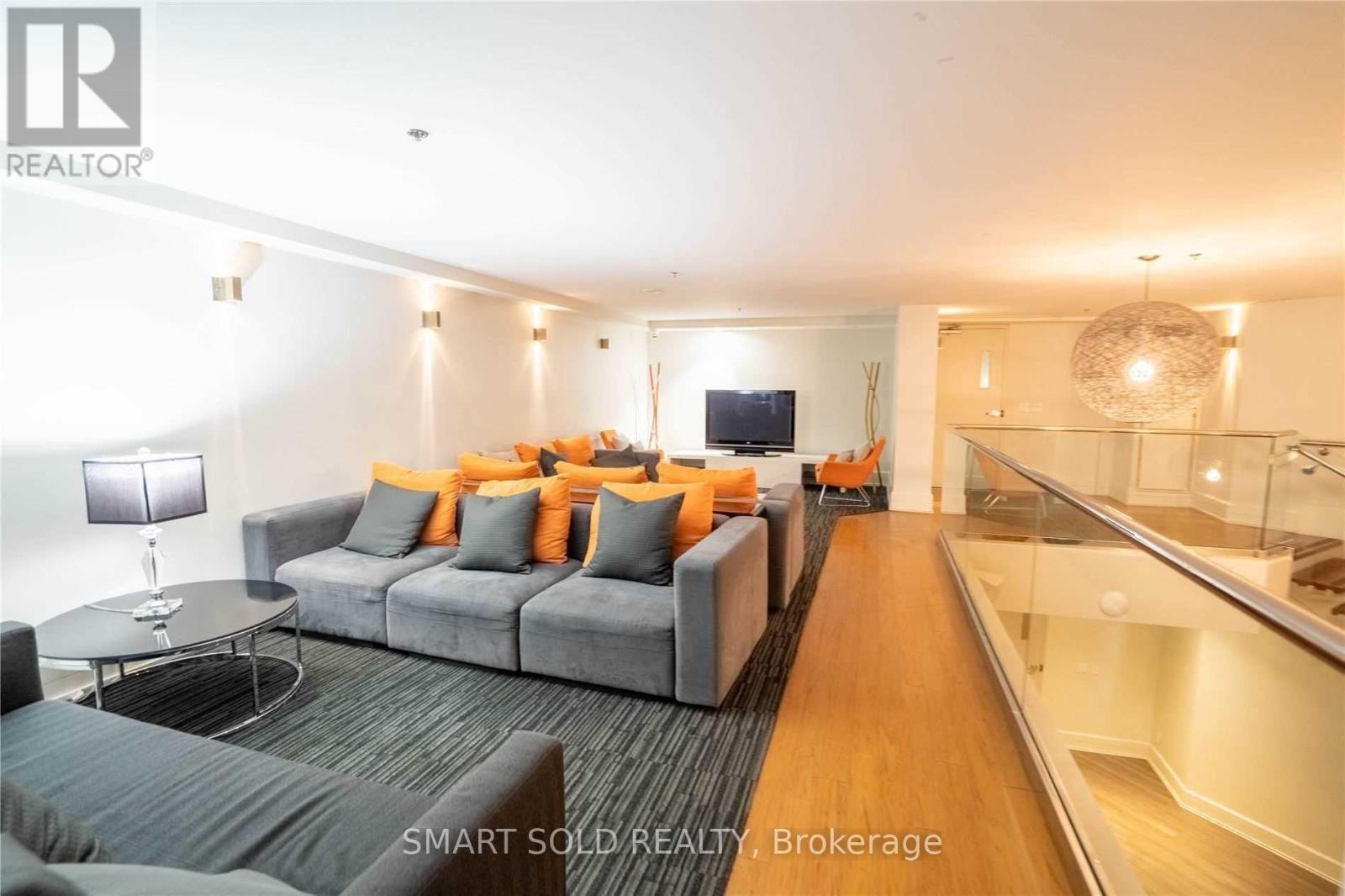 820 - 111 Elizabeth Street, Toronto, ON - Indoor Photo Showing Living Room