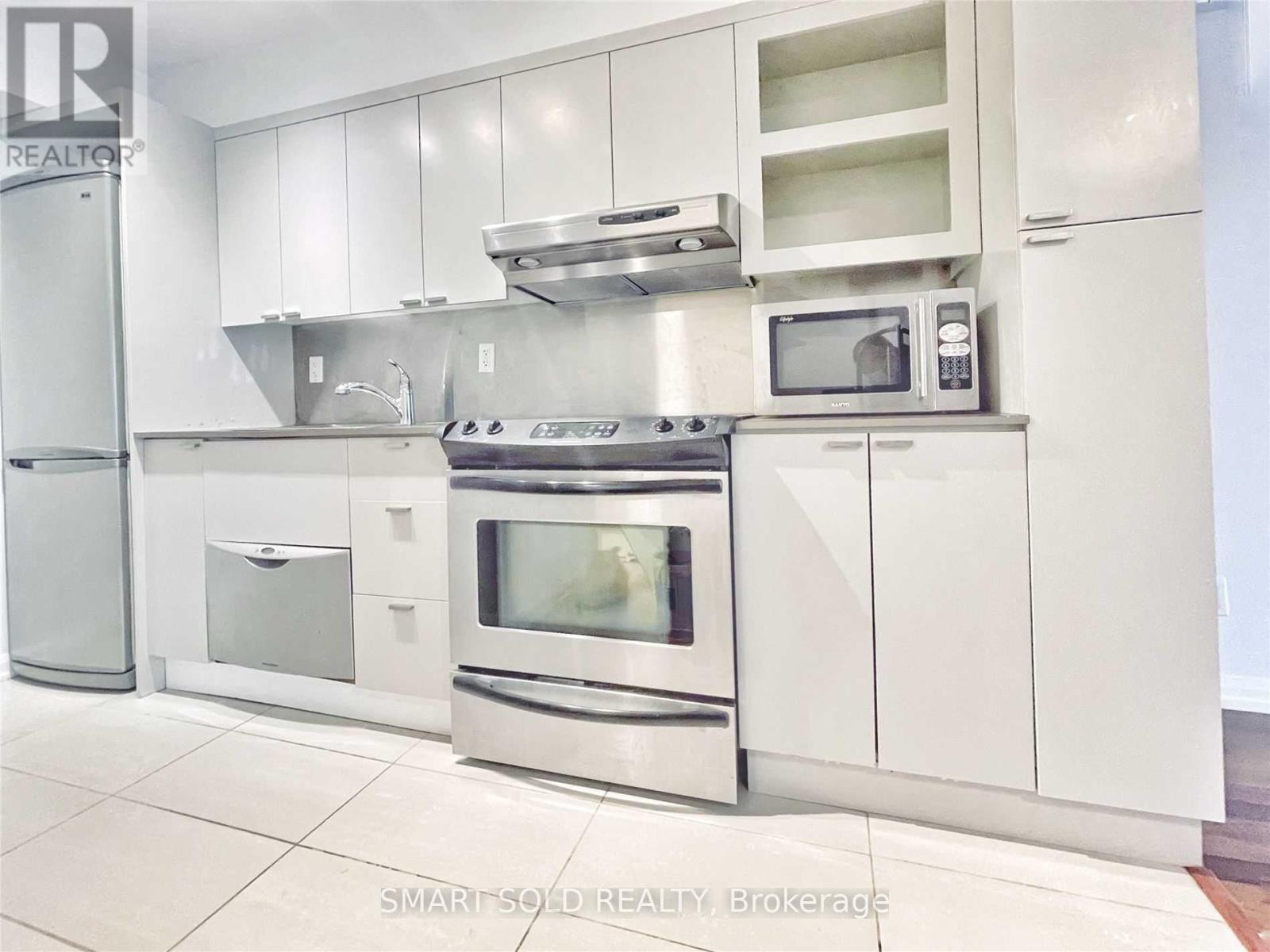 820 - 111 Elizabeth Street, Toronto, ON - Indoor Photo Showing Kitchen