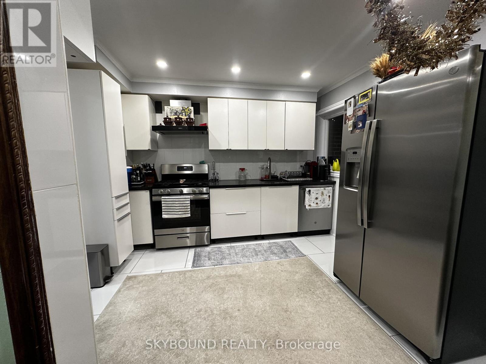 5 - 49 Red Robin Way, Toronto, ON - Indoor Photo Showing Kitchen