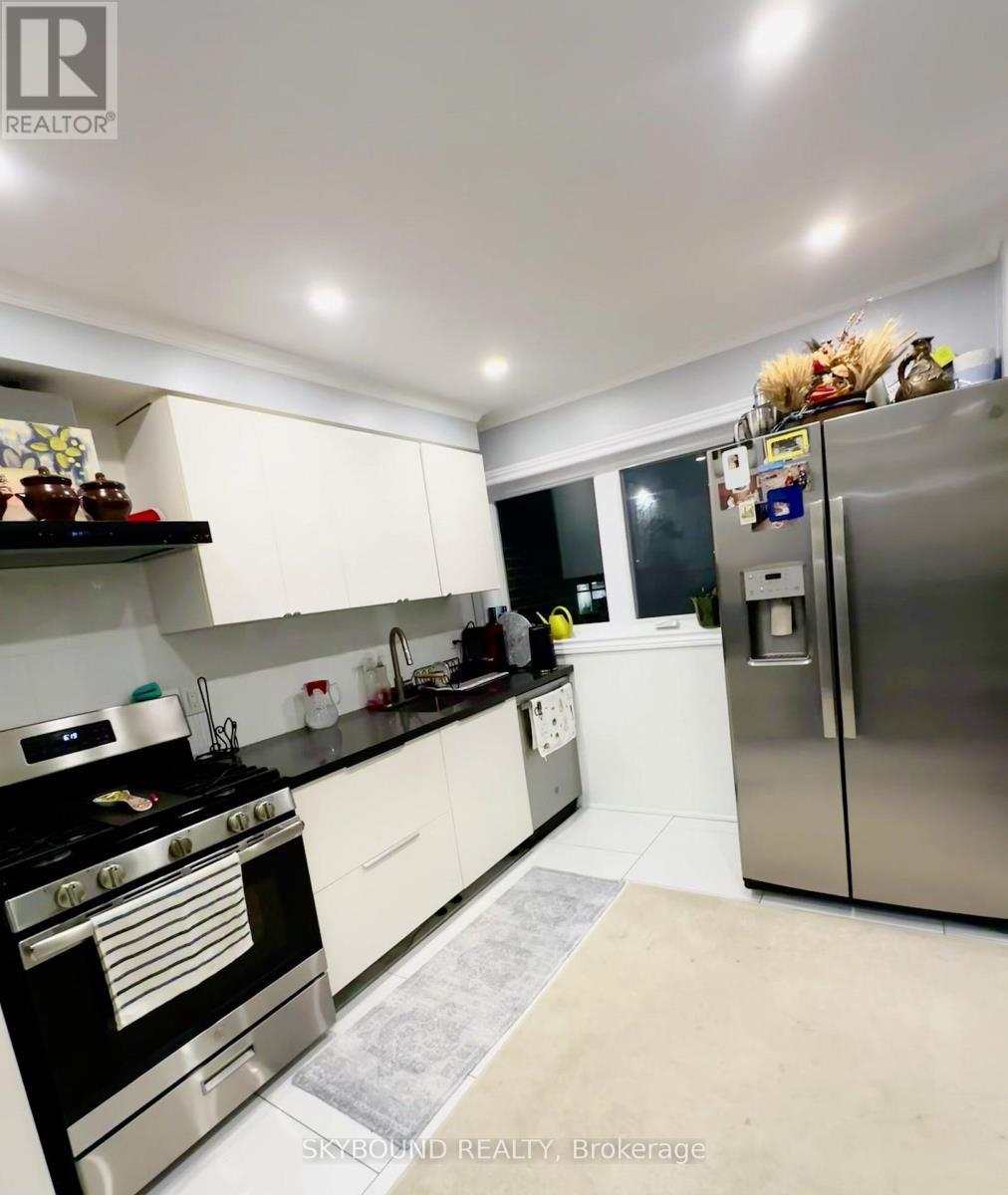 5 - 49 Red Robin Way, Toronto, ON - Indoor Photo Showing Kitchen