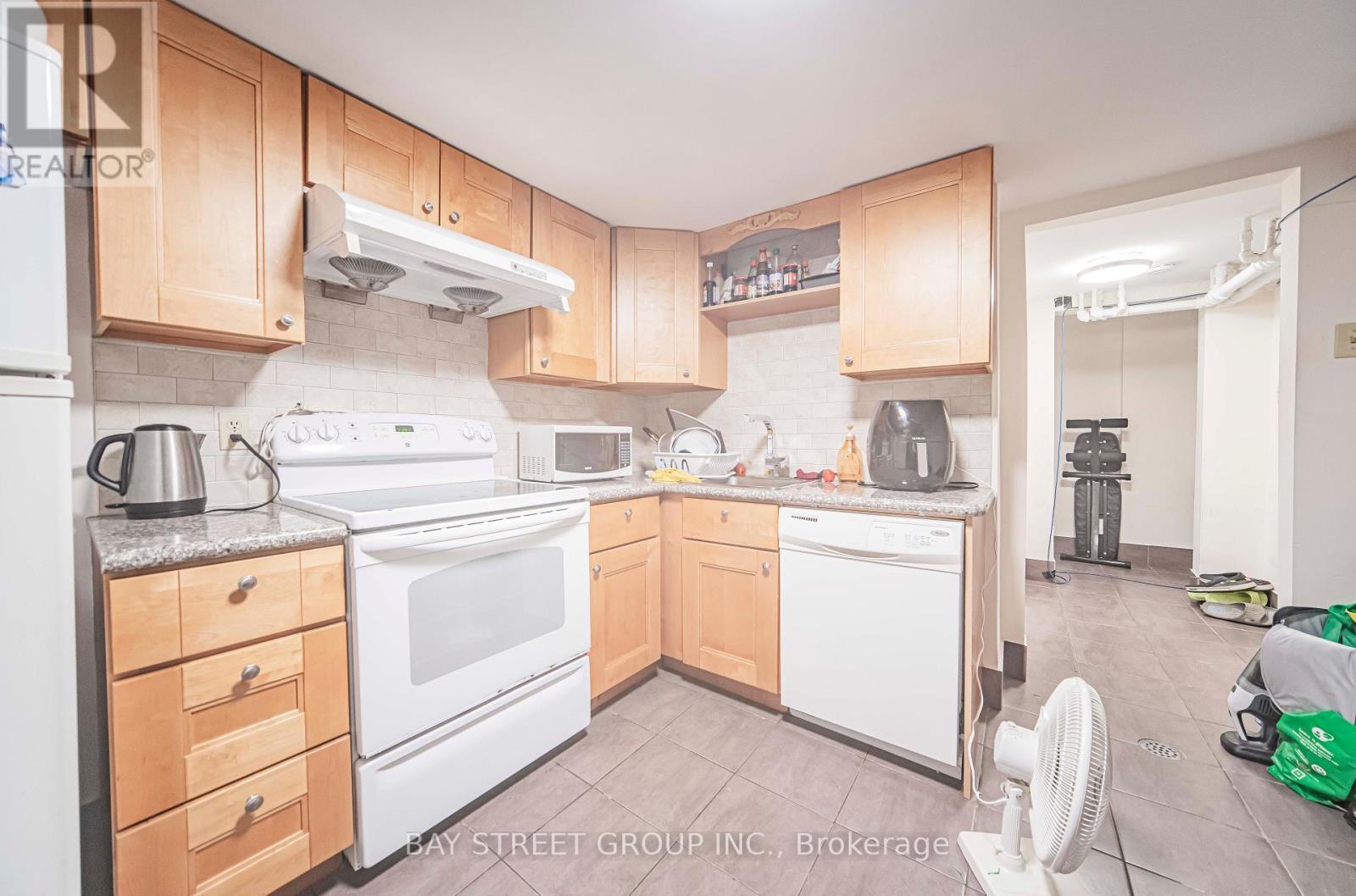 65 Spadina Road, Toronto, ON - Indoor Photo Showing Kitchen