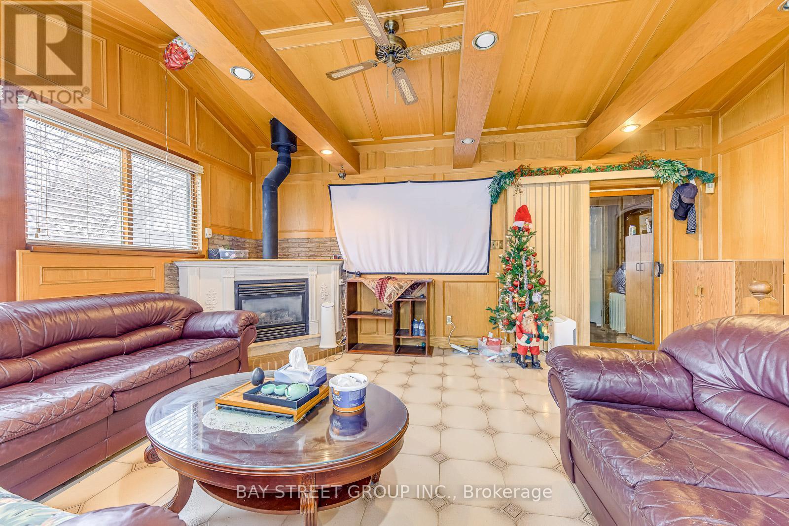 162 Prospect Street S, Hamilton, ON - Indoor Photo Showing Living Room With Fireplace