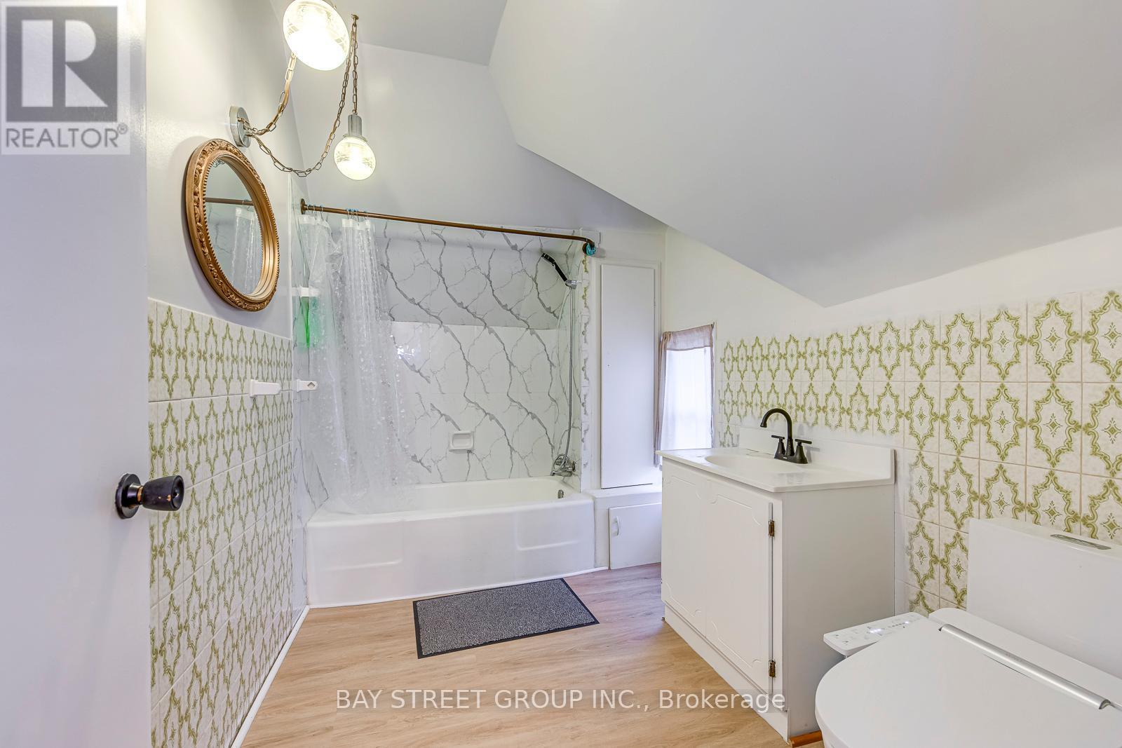 162 Prospect Street S, Hamilton, ON - Indoor Photo Showing Bathroom