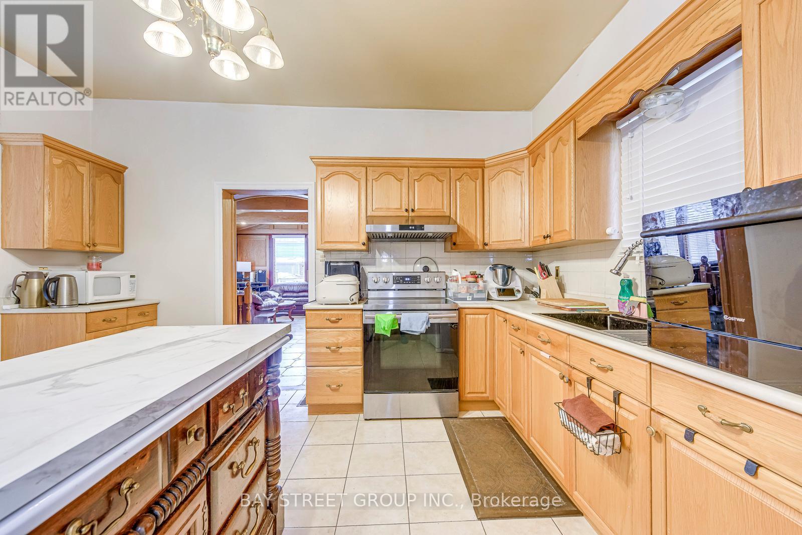 162 Prospect Street S, Hamilton, ON - Indoor Photo Showing Kitchen