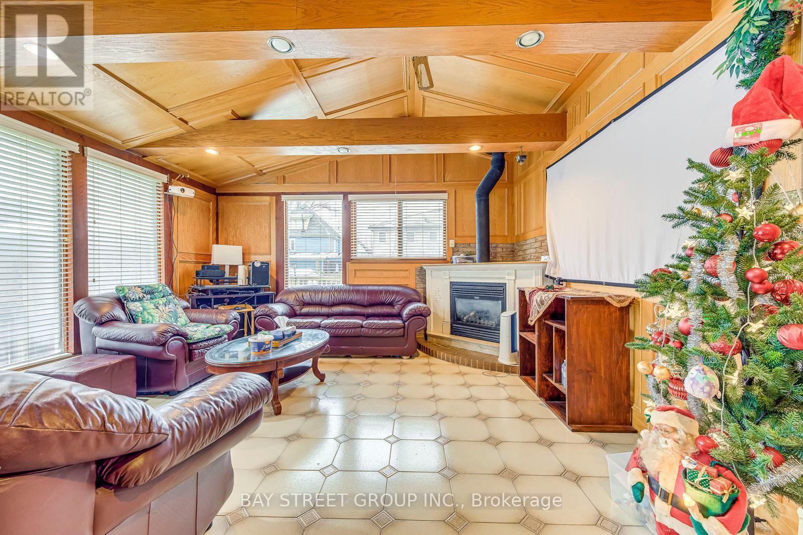 162 Prospect Street S, Hamilton, ON - Indoor Photo Showing Living Room With Fireplace