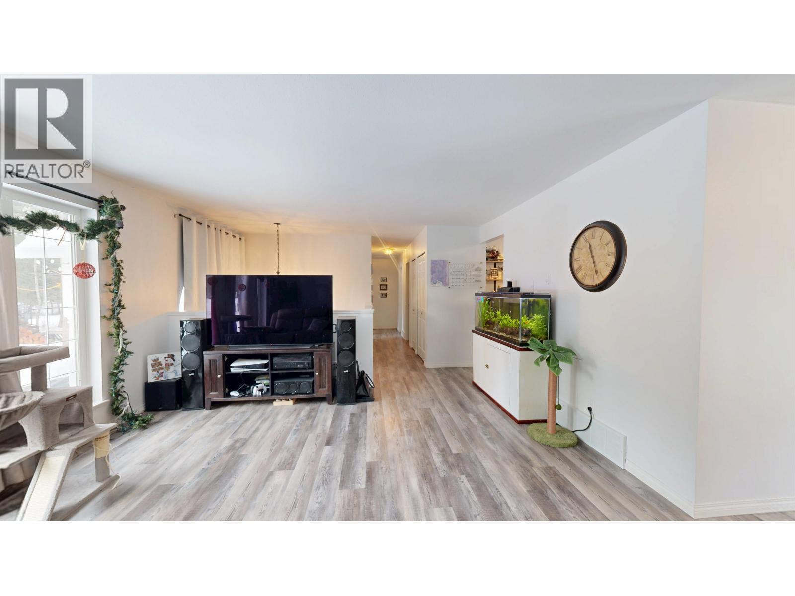 4983 Smith Road, 108 Mile Ranch, BC - Indoor Photo Showing Living Room