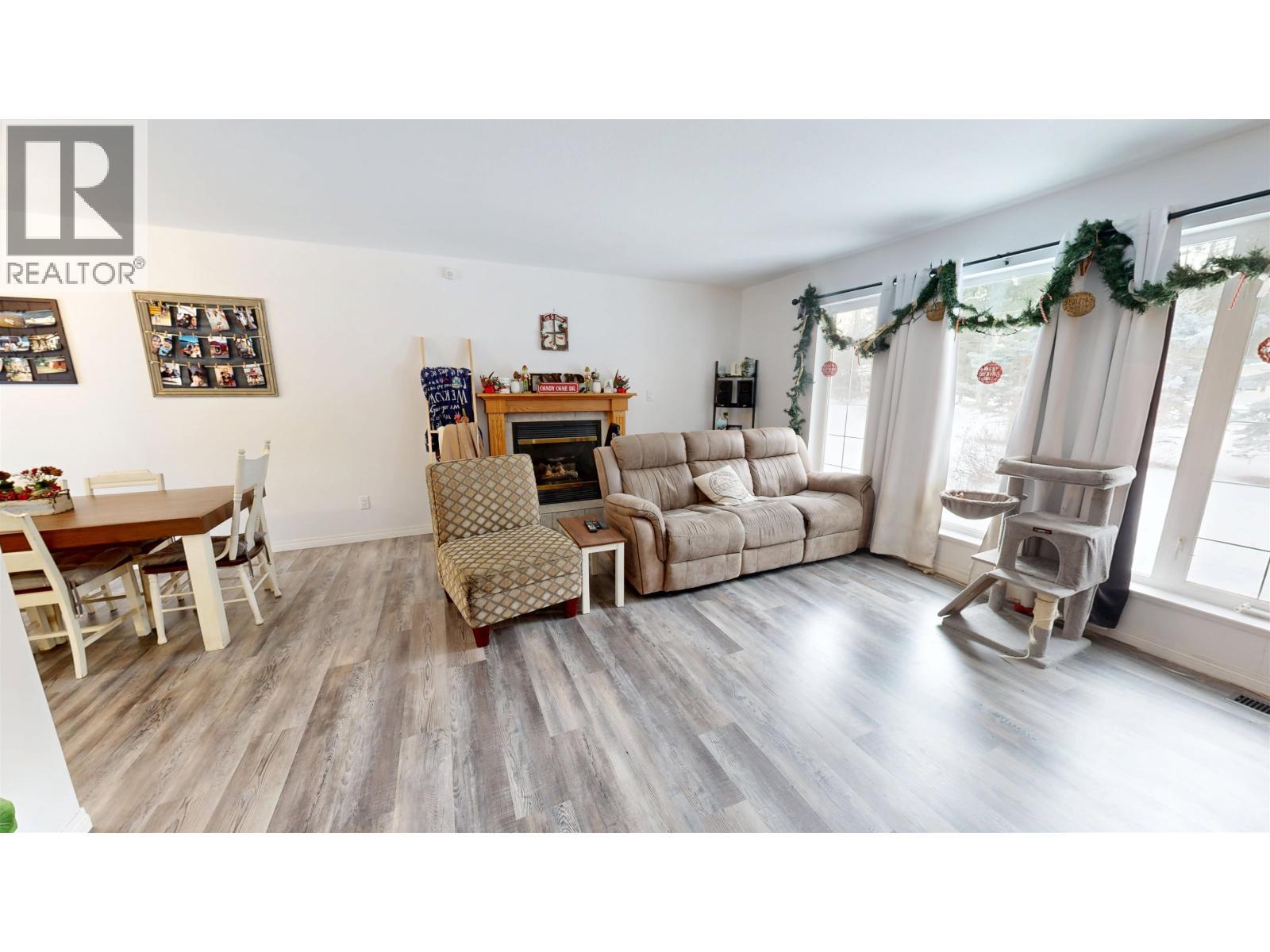 4983 Smith Road, 108 Mile Ranch, BC - Indoor Photo Showing Living Room