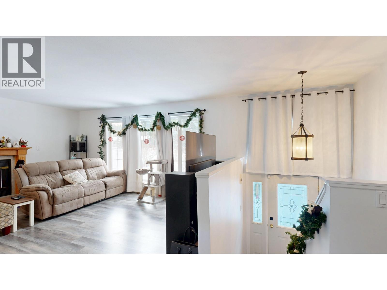 4983 Smith Road, 108 Mile Ranch, BC - Indoor Photo Showing Living Room