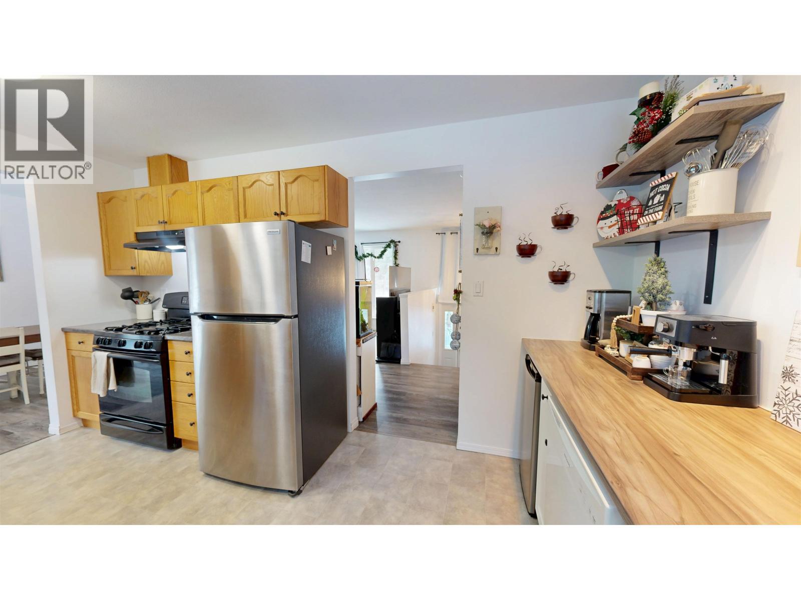 4983 Smith Road, 108 Mile Ranch, BC - Indoor Photo Showing Kitchen