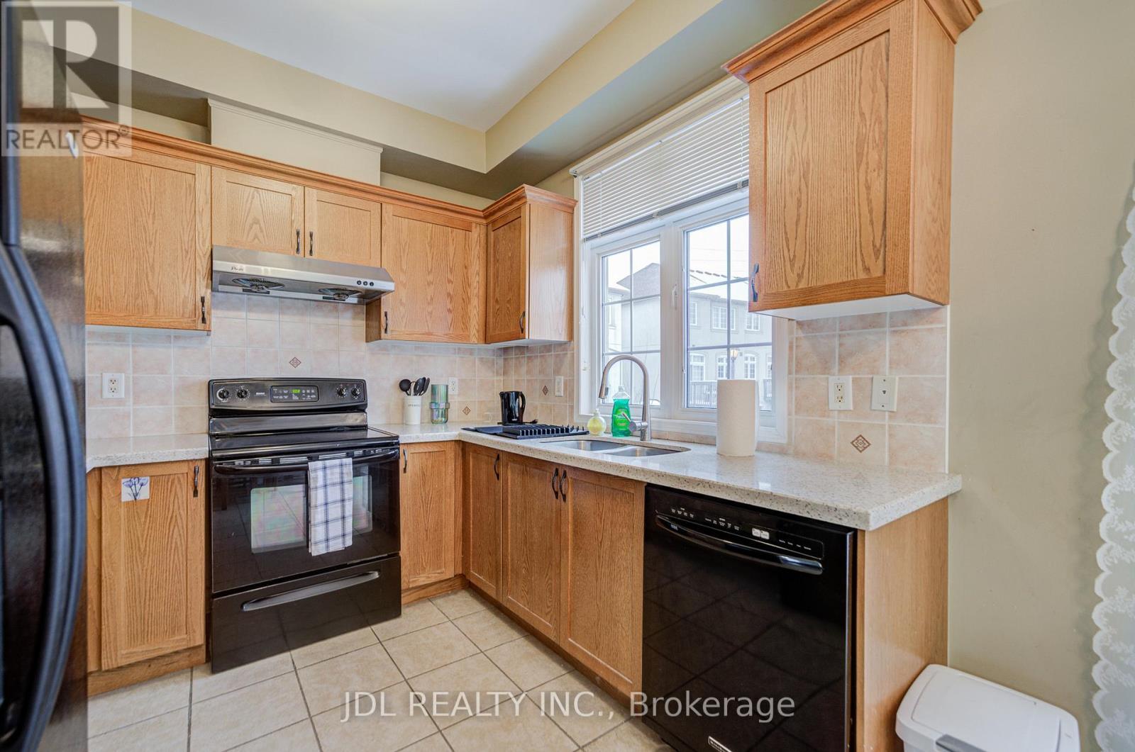 14 - 10 Post Oak Drive, Richmond Hill, ON - Indoor Photo Showing Kitchen With Double Sink