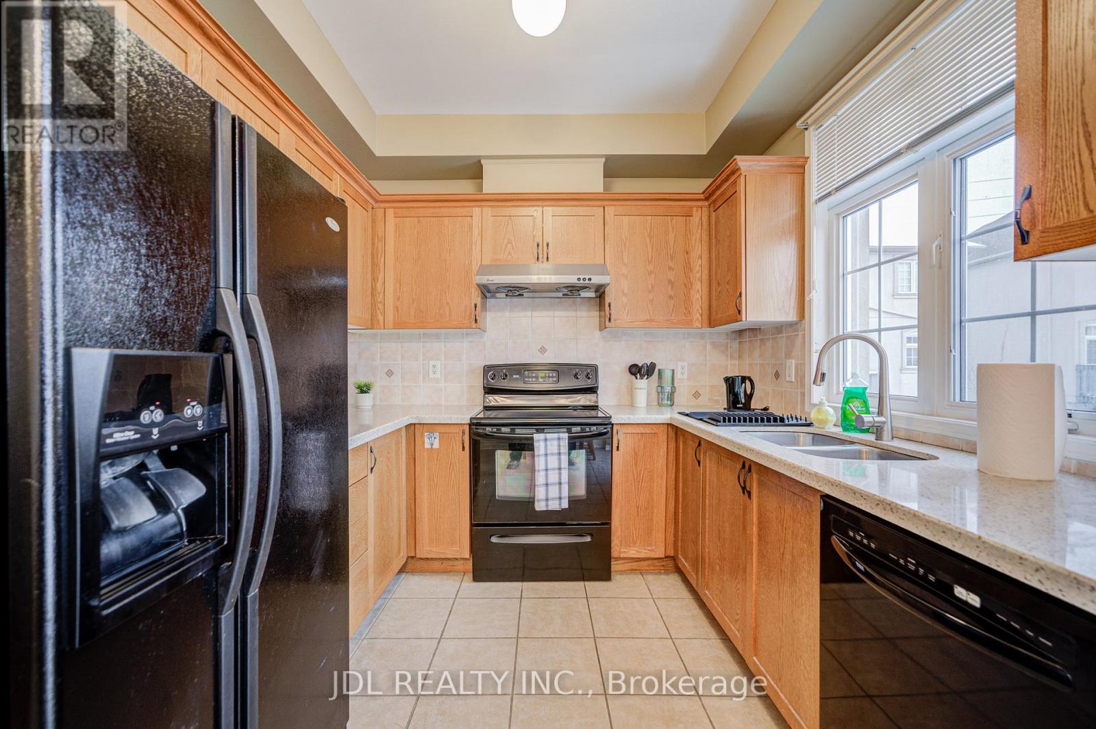 14 - 10 Post Oak Drive, Richmond Hill, ON - Indoor Photo Showing Kitchen With Double Sink