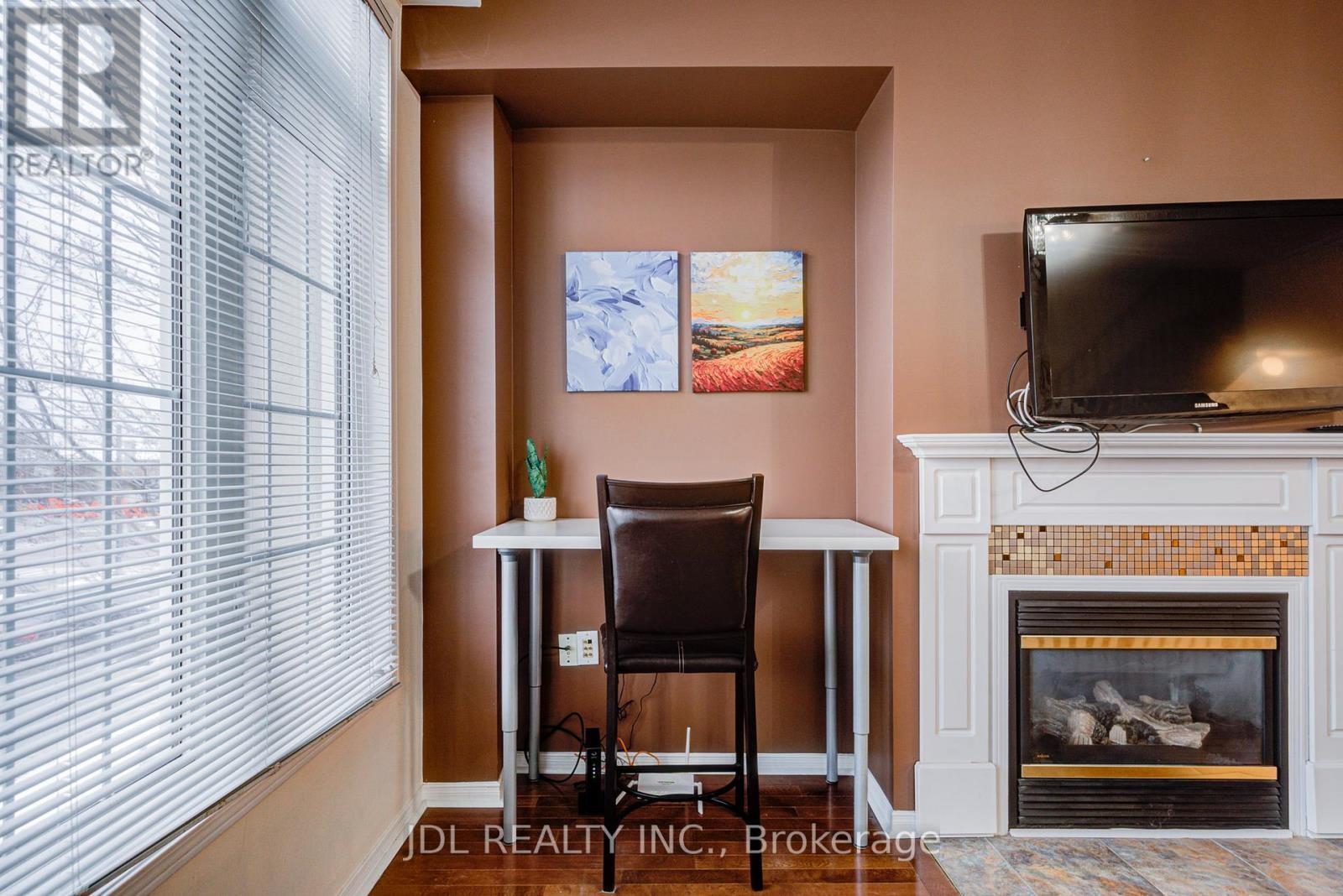 14 - 10 Post Oak Drive, Richmond Hill, ON - Indoor With Fireplace