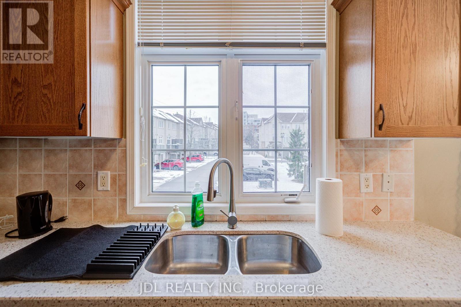 14 - 10 Post Oak Drive, Richmond Hill, ON - Indoor Photo Showing Kitchen With Double Sink