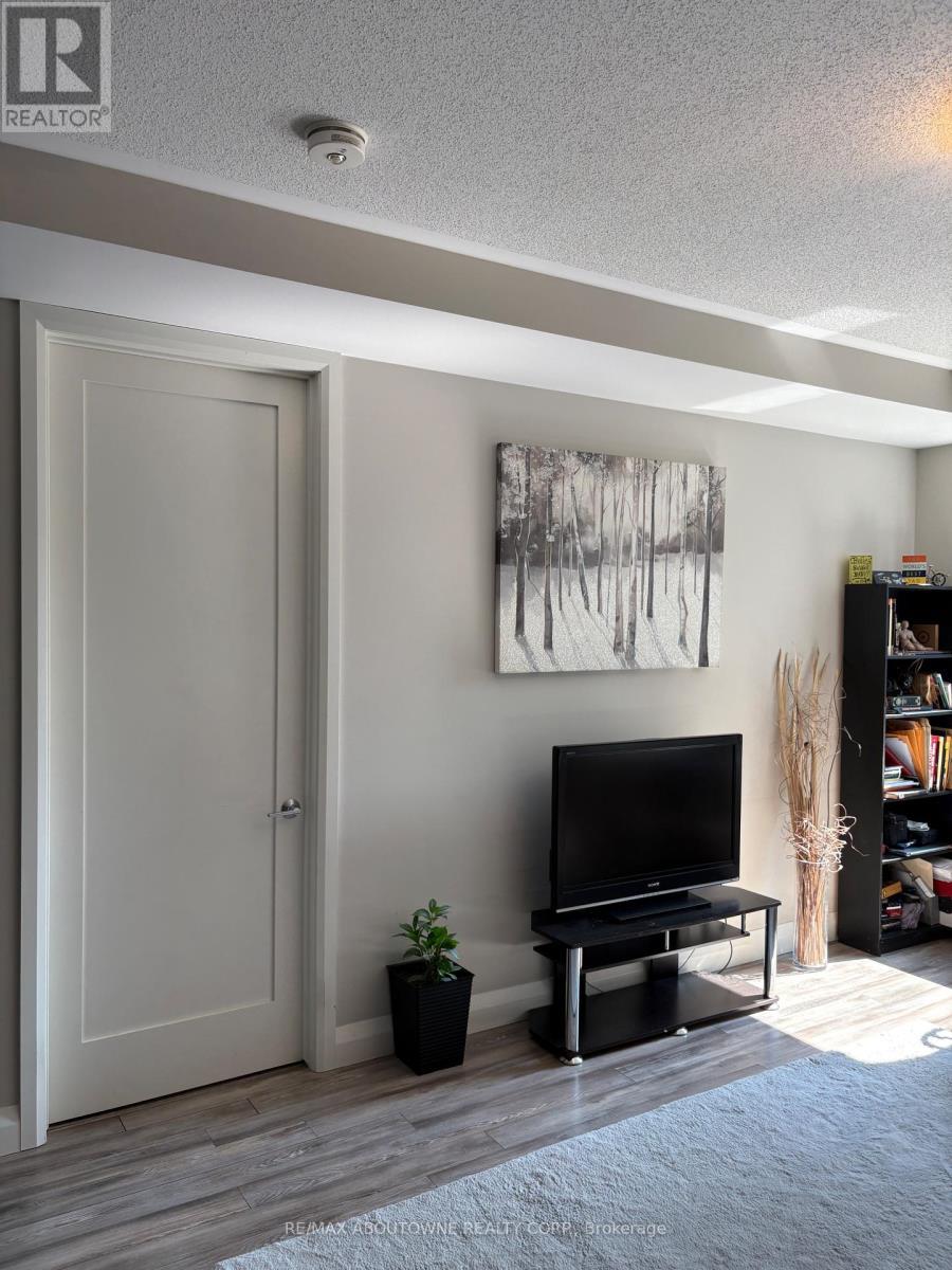 419 - 118 King Street E, Hamilton, ON - Indoor Photo Showing Living Room