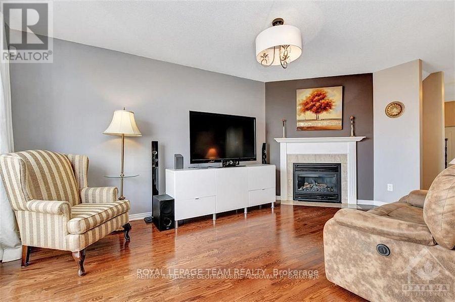 1086 Marconi Avenue, Ottawa, ON - Indoor Photo Showing Living Room With Fireplace