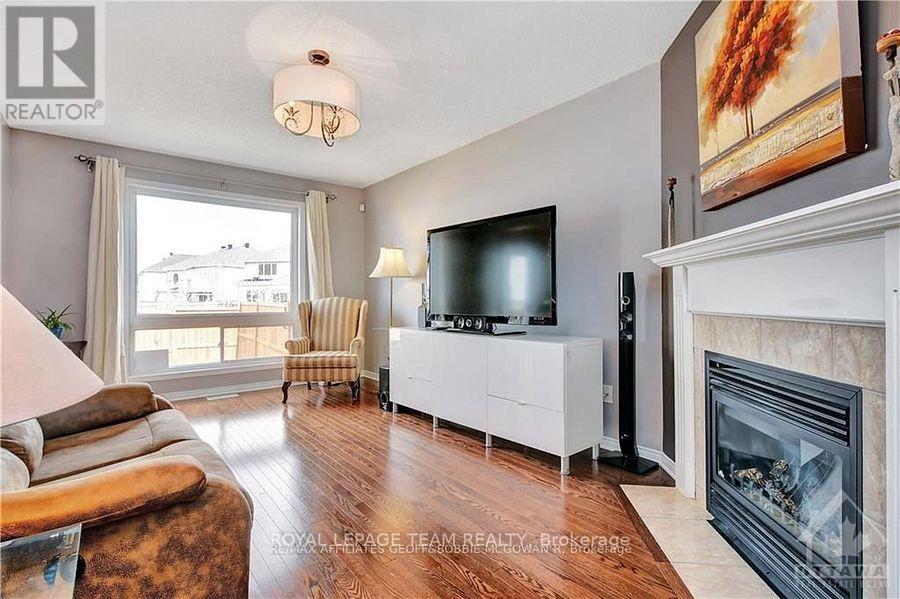 1086 Marconi Avenue, Ottawa, ON - Indoor Photo Showing Living Room With Fireplace