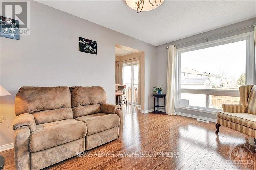 1086 Marconi Avenue, Ottawa, ON - Indoor Photo Showing Living Room