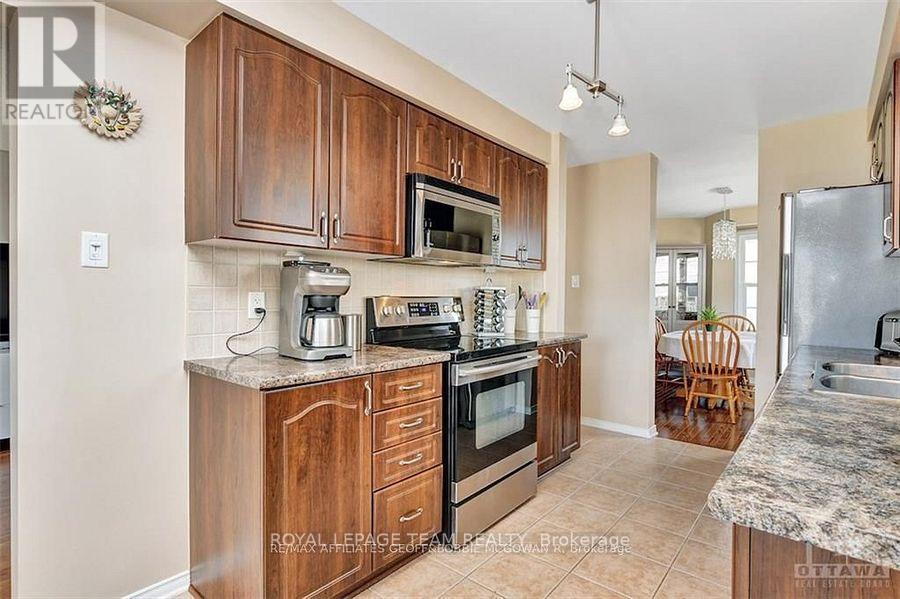 1086 Marconi Avenue, Ottawa, ON - Indoor Photo Showing Kitchen With Stainless Steel Kitchen With Double Sink