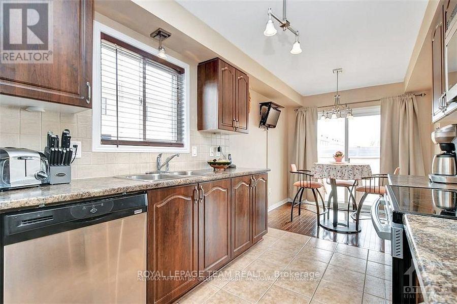 1086 Marconi Avenue, Ottawa, ON - Indoor Photo Showing Kitchen With Double Sink