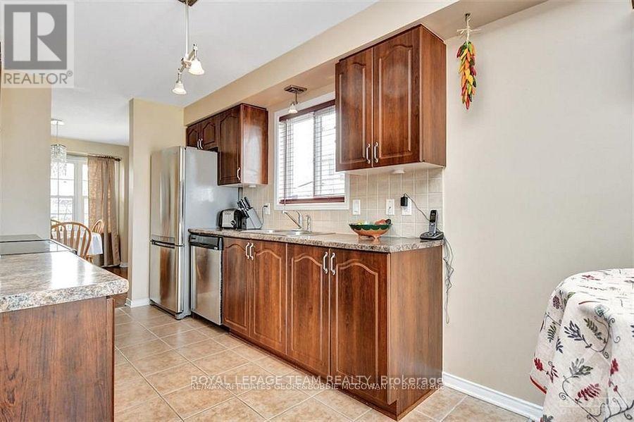 1086 Marconi Avenue, Ottawa, ON - Indoor Photo Showing Kitchen With Double Sink