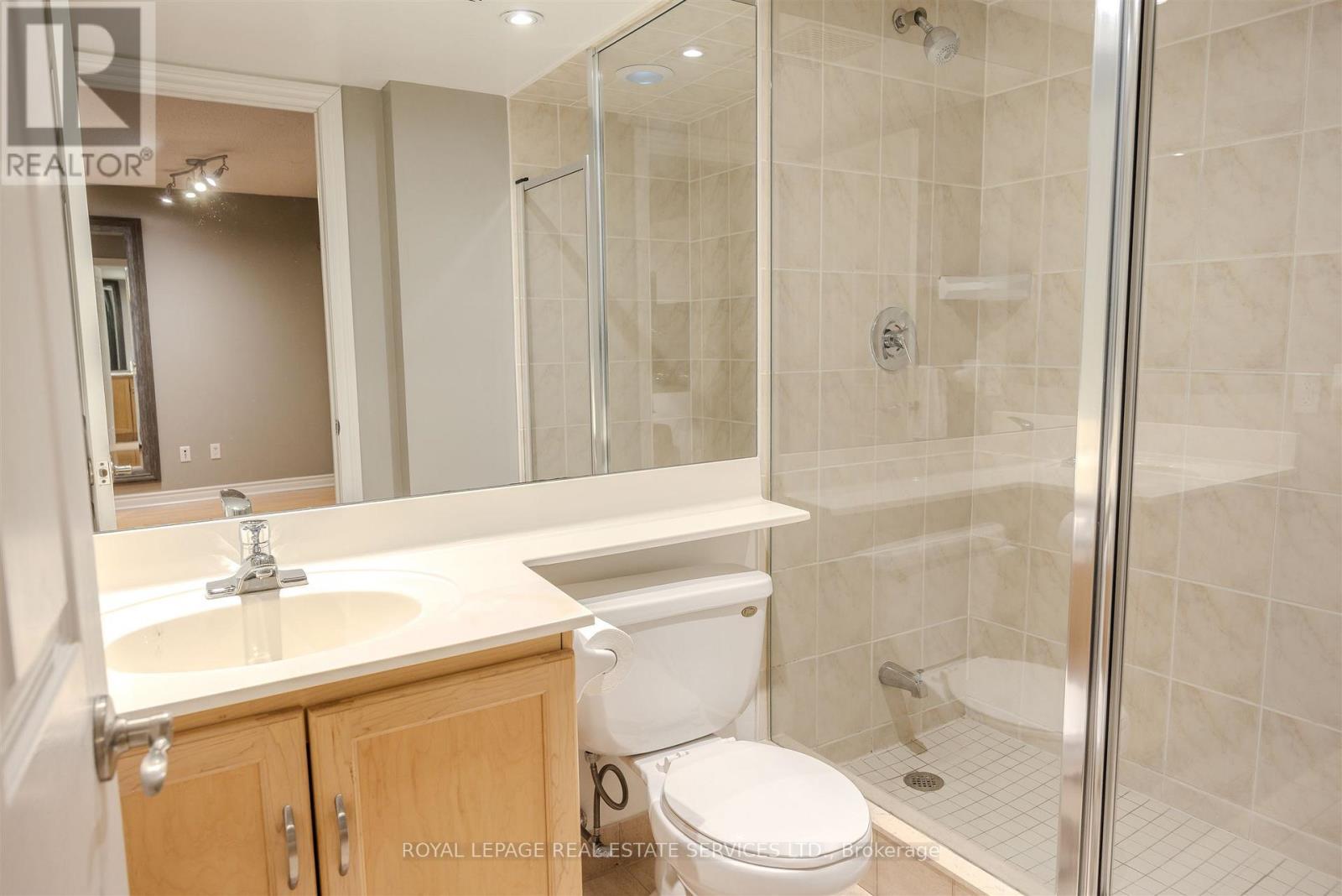 210 - 270 Wellington Street W, Toronto, ON - Indoor Photo Showing Bathroom