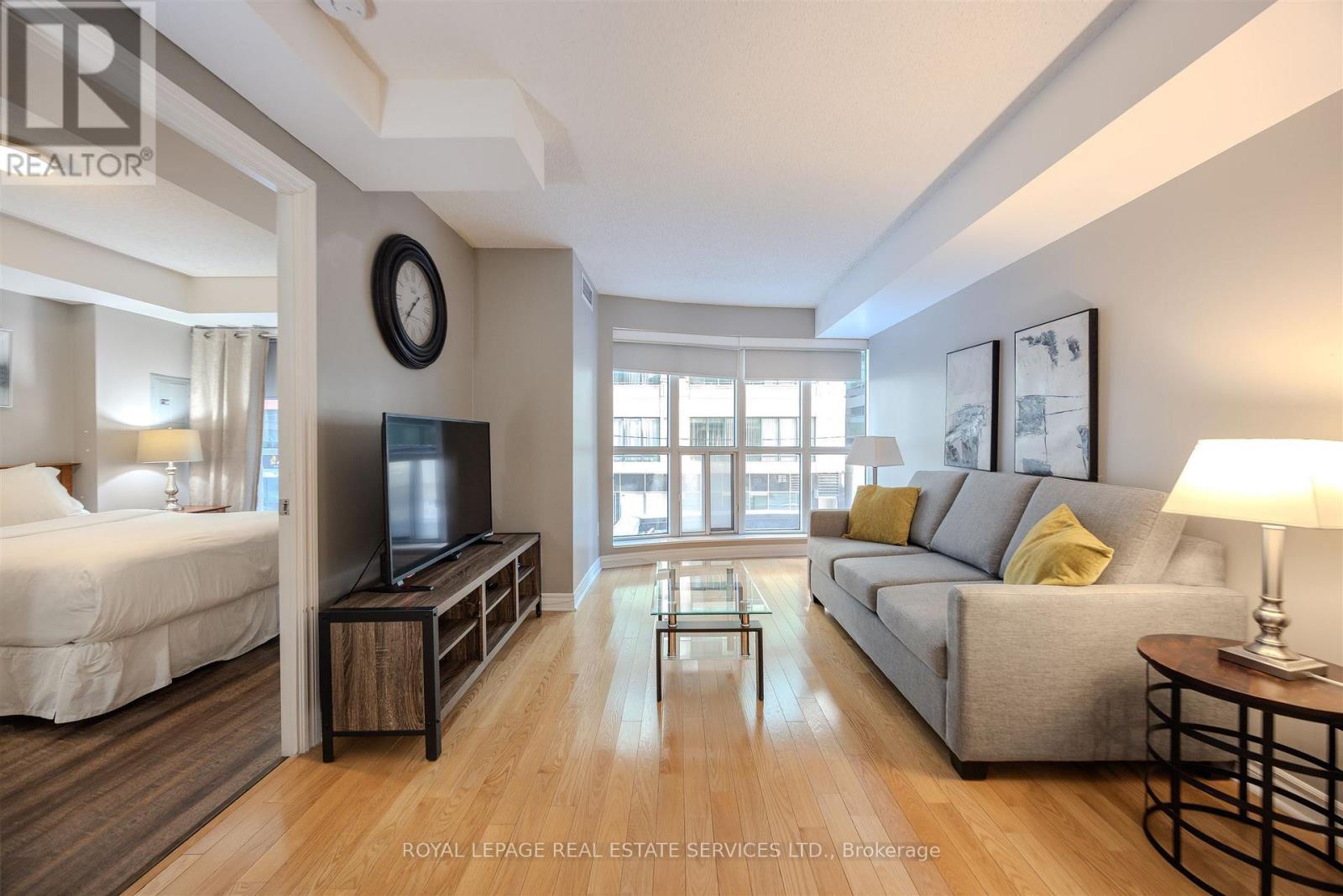 210 - 270 Wellington Street W, Toronto, ON - Indoor Photo Showing Living Room