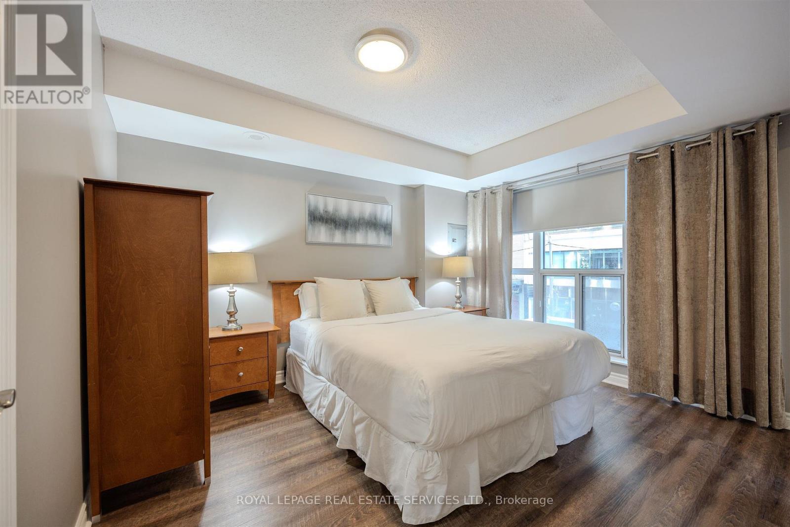 210 - 270 Wellington Street W, Toronto, ON - Indoor Photo Showing Bedroom