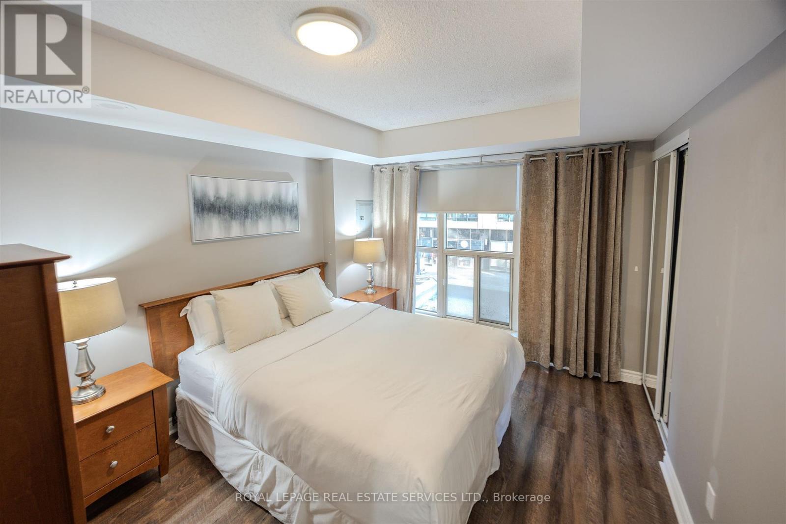 210 - 270 Wellington Street W, Toronto, ON - Indoor Photo Showing Bedroom