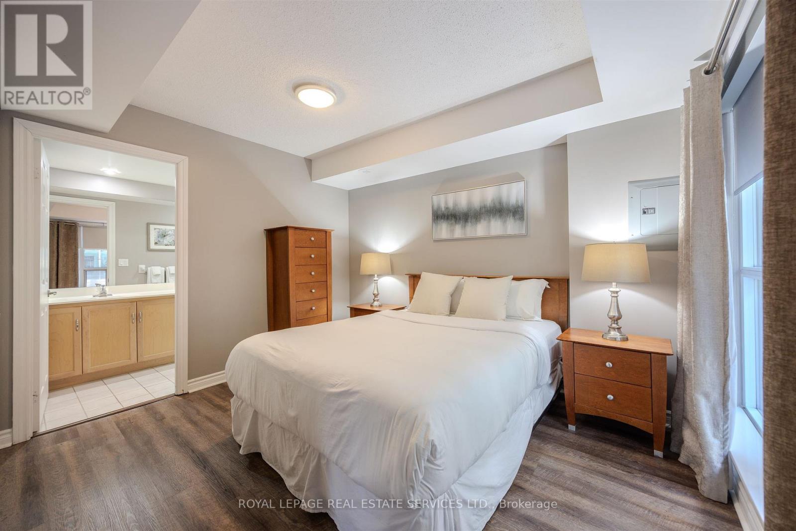 210 - 270 Wellington Street W, Toronto, ON - Indoor Photo Showing Bedroom