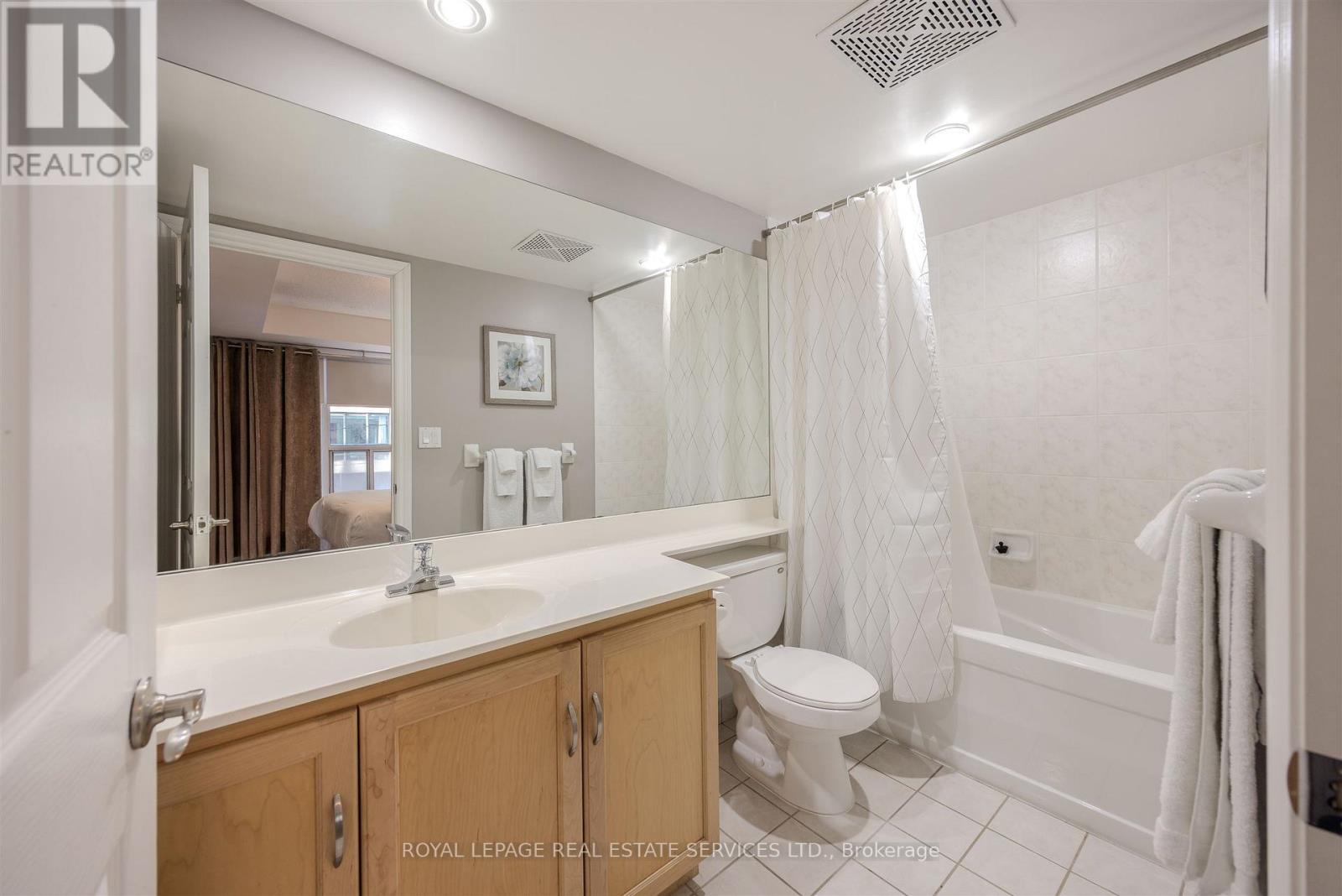 210 - 270 Wellington Street W, Toronto, ON - Indoor Photo Showing Bathroom