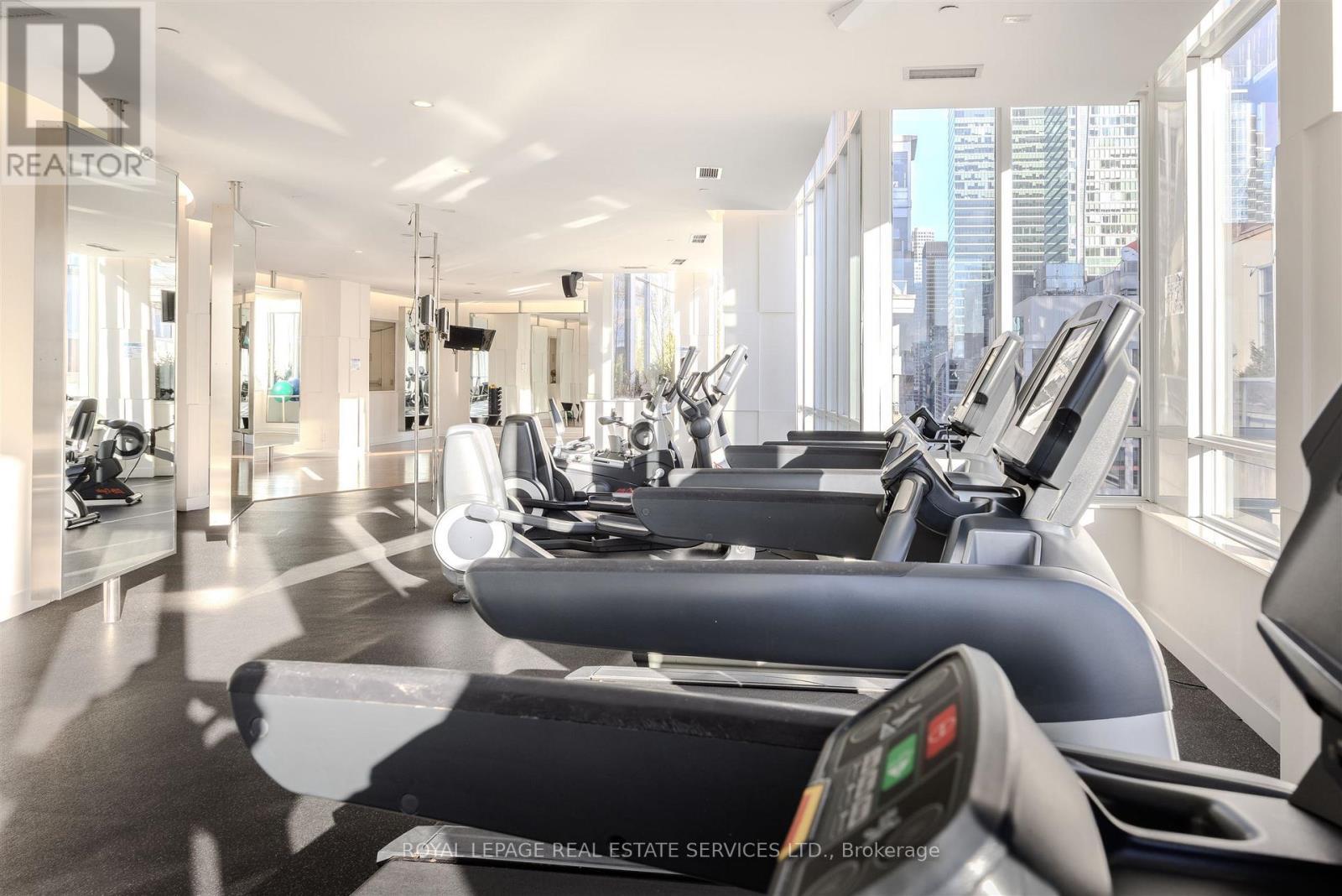 210 - 270 Wellington Street W, Toronto, ON - Indoor Photo Showing Gym Room