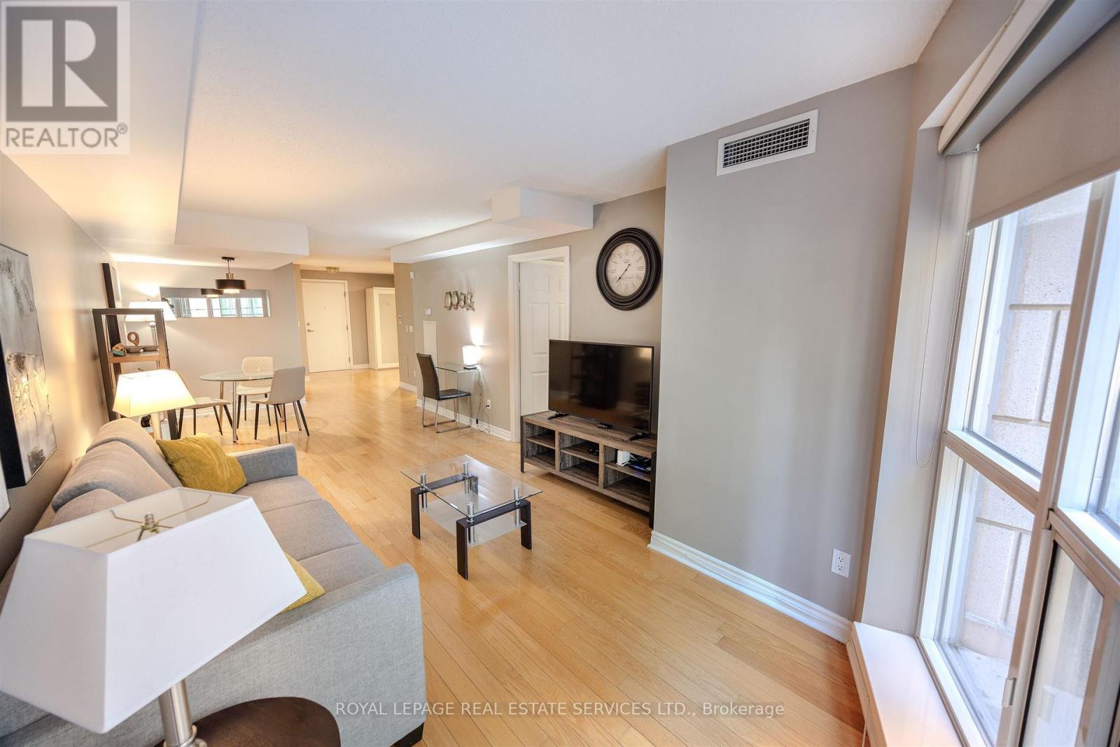 210 - 270 Wellington Street W, Toronto, ON - Indoor Photo Showing Living Room