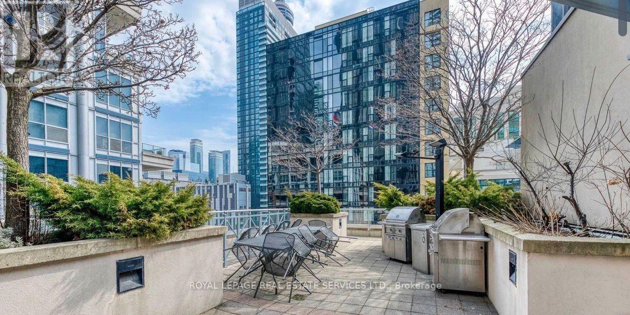 210 - 270 Wellington Street W, Toronto, ON - Outdoor