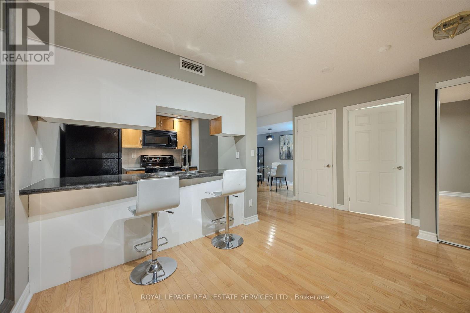 210 - 270 Wellington Street W, Toronto, ON - Indoor Photo Showing Kitchen