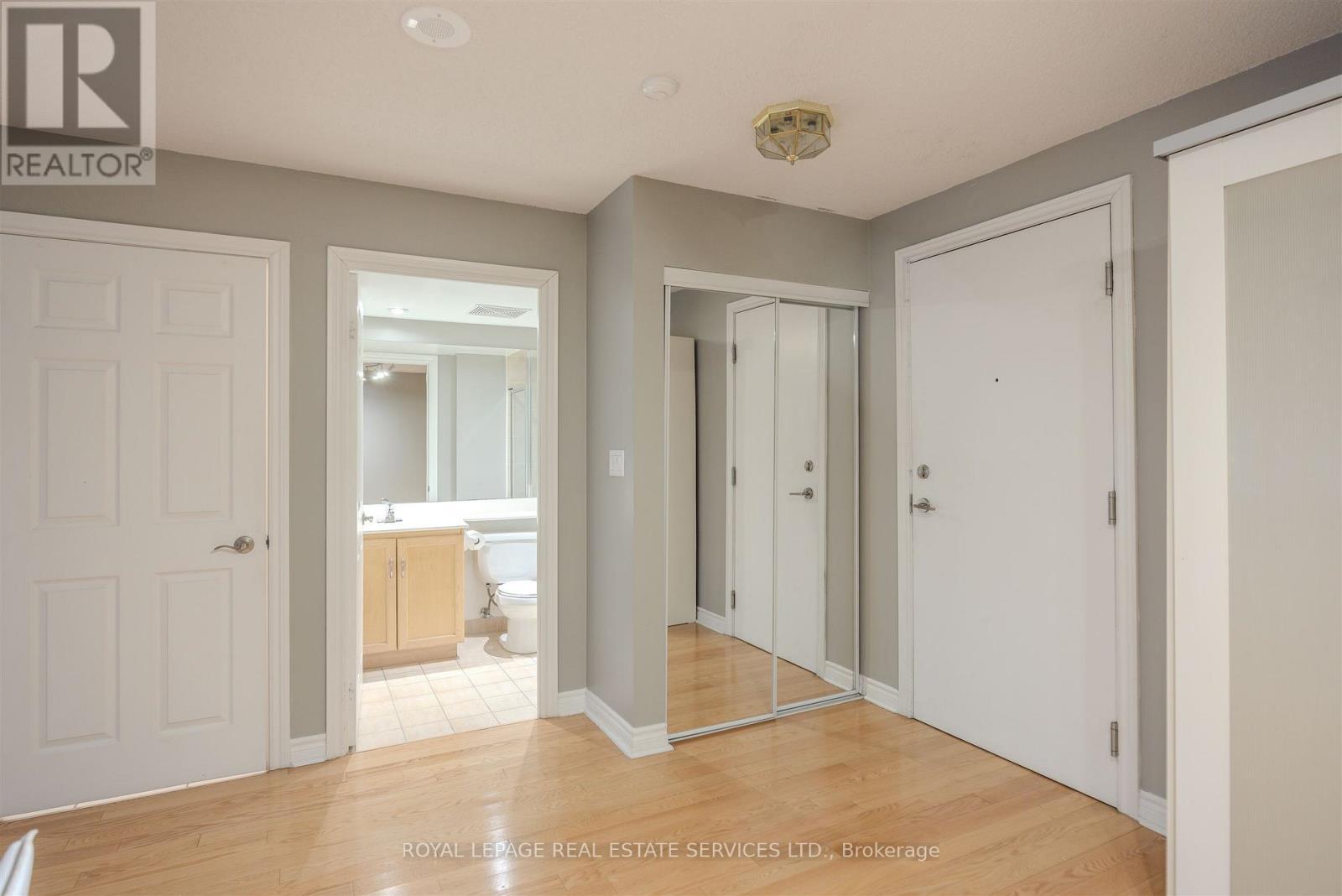 210 - 270 Wellington Street W, Toronto, ON - Indoor Photo Showing Other Room