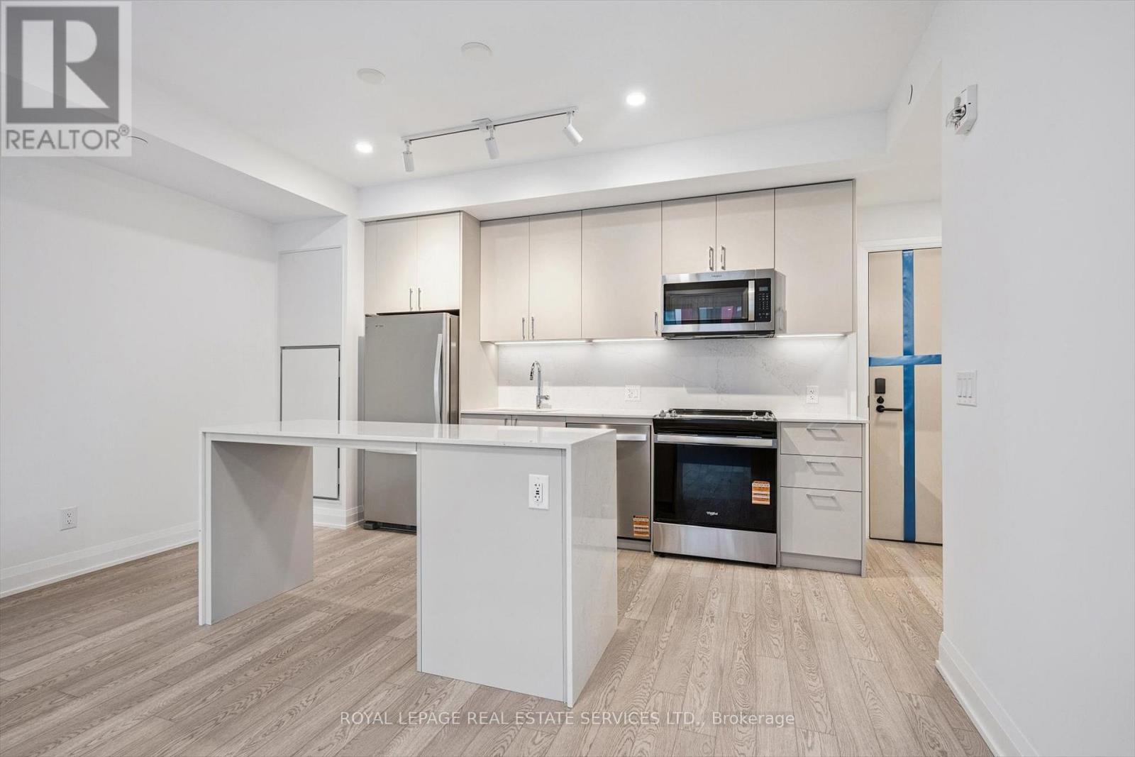 Island Ideal for Everyday Living and Entertaining - 223 - 3250 Carding Mill Trail, Oakville, ON - Indoor Photo Showing Kitchen With Stainless Steel Kitchen With Upgraded Kitchen