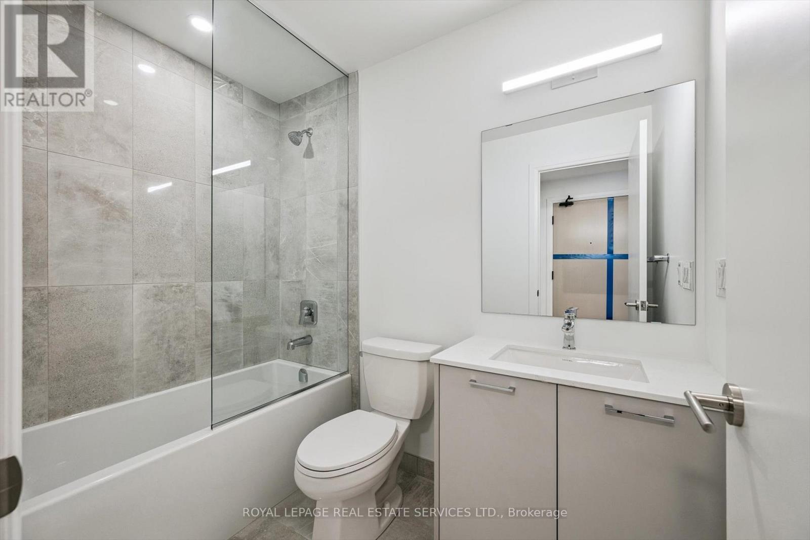 Luxurious Four-Piece Bathroom - 223 - 3250 Carding Mill Trail, Oakville, ON - Indoor Photo Showing Bathroom