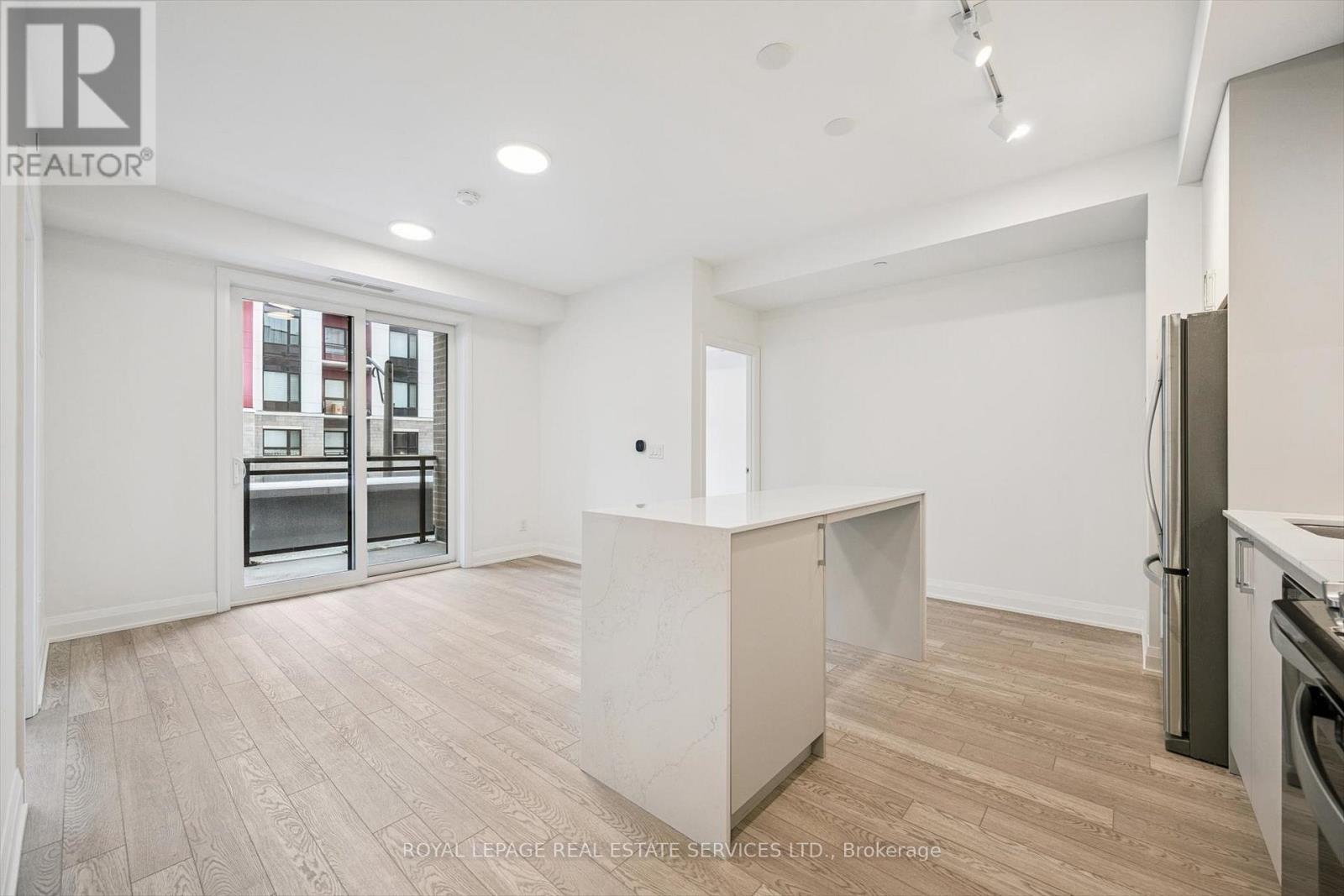 Bright, Open Concept Layout with Laminate Flooring - 223 - 3250 Carding Mill Trail, Oakville, ON - Indoor Photo Showing Kitchen