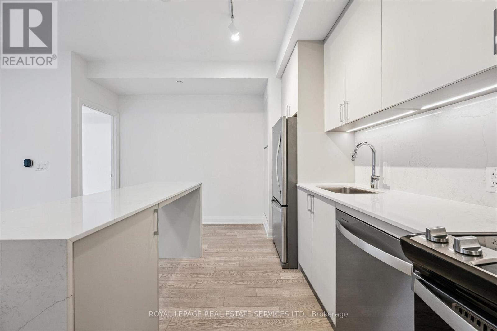 Kitchen Offers Quartz Countertops and Backsplash - 223 - 3250 Carding Mill Trail, Oakville, ON - Indoor Photo Showing Kitchen With Stainless Steel Kitchen With Upgraded Kitchen