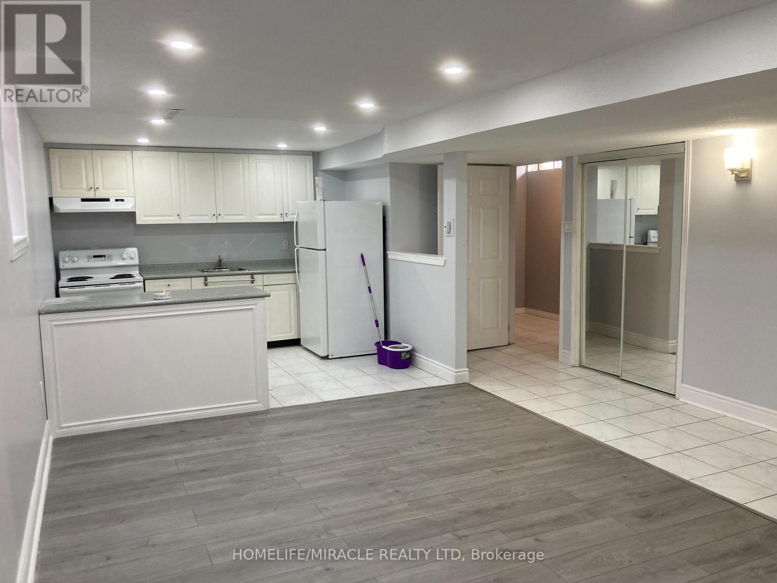 174 Torrance Wood, Brampton, ON - Indoor Photo Showing Kitchen