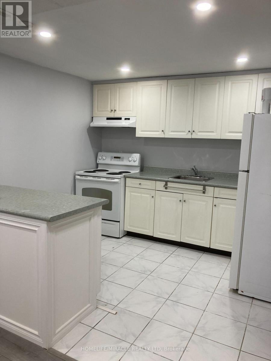 174 Torrance Wood, Brampton, ON - Indoor Photo Showing Kitchen