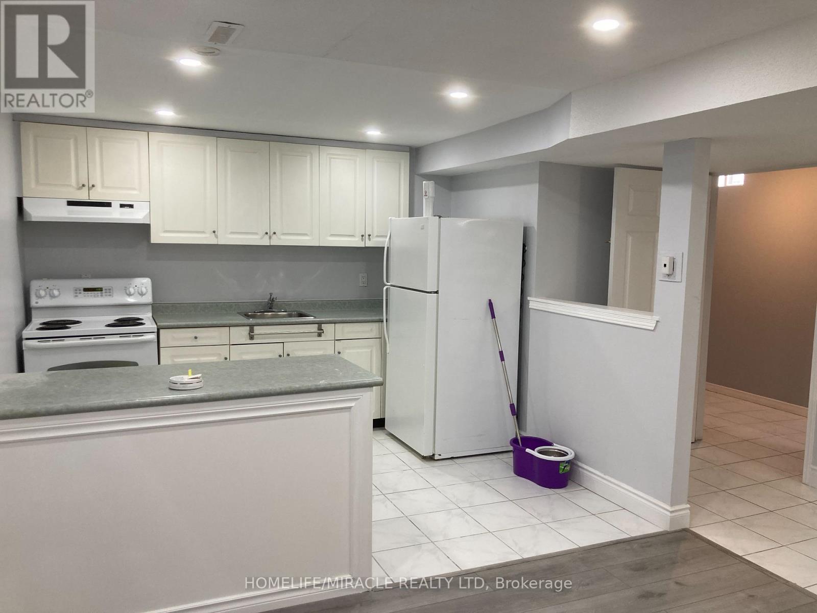 174 Torrance Wood, Brampton, ON - Indoor Photo Showing Kitchen