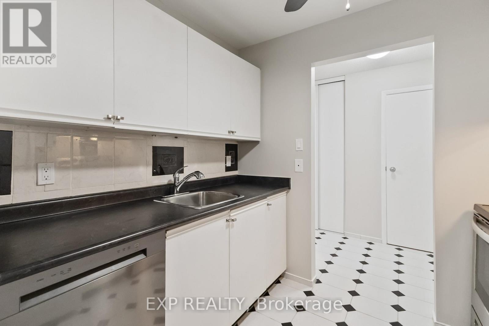 111 - 725 Deveron Crescent N, London South (South T), ON - Indoor Photo Showing Kitchen