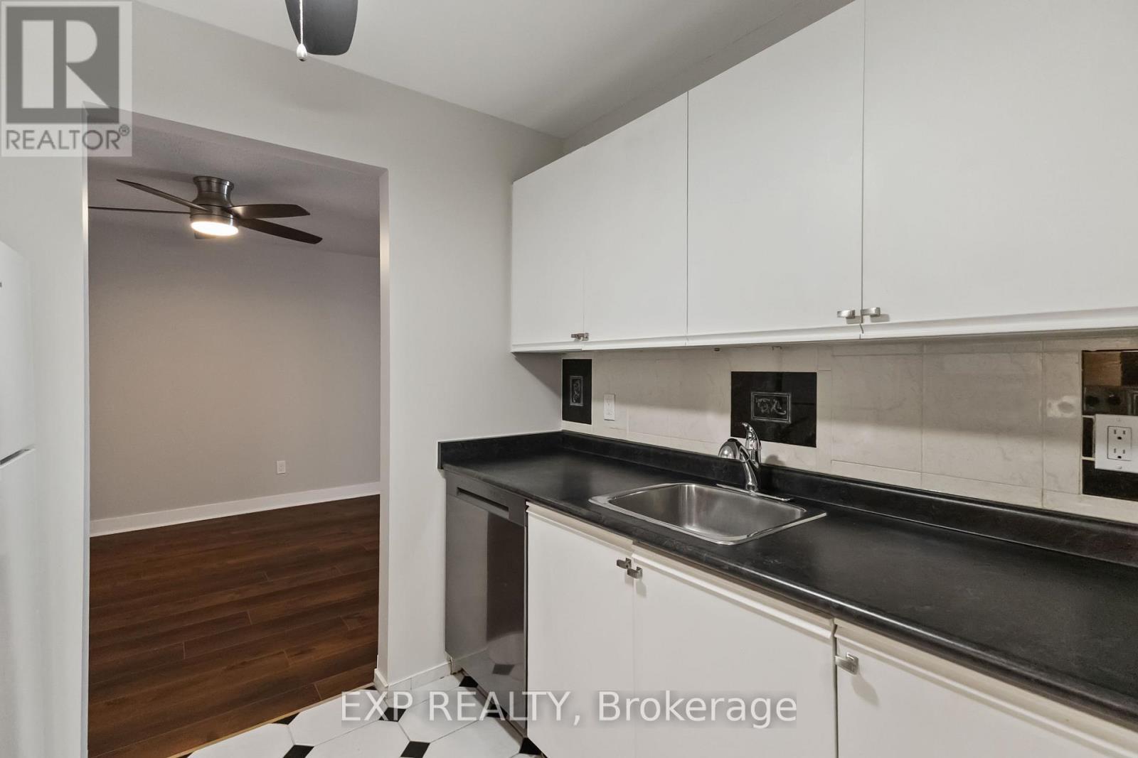 111 - 725 Deveron Crescent N, London South (South T), ON - Indoor Photo Showing Kitchen