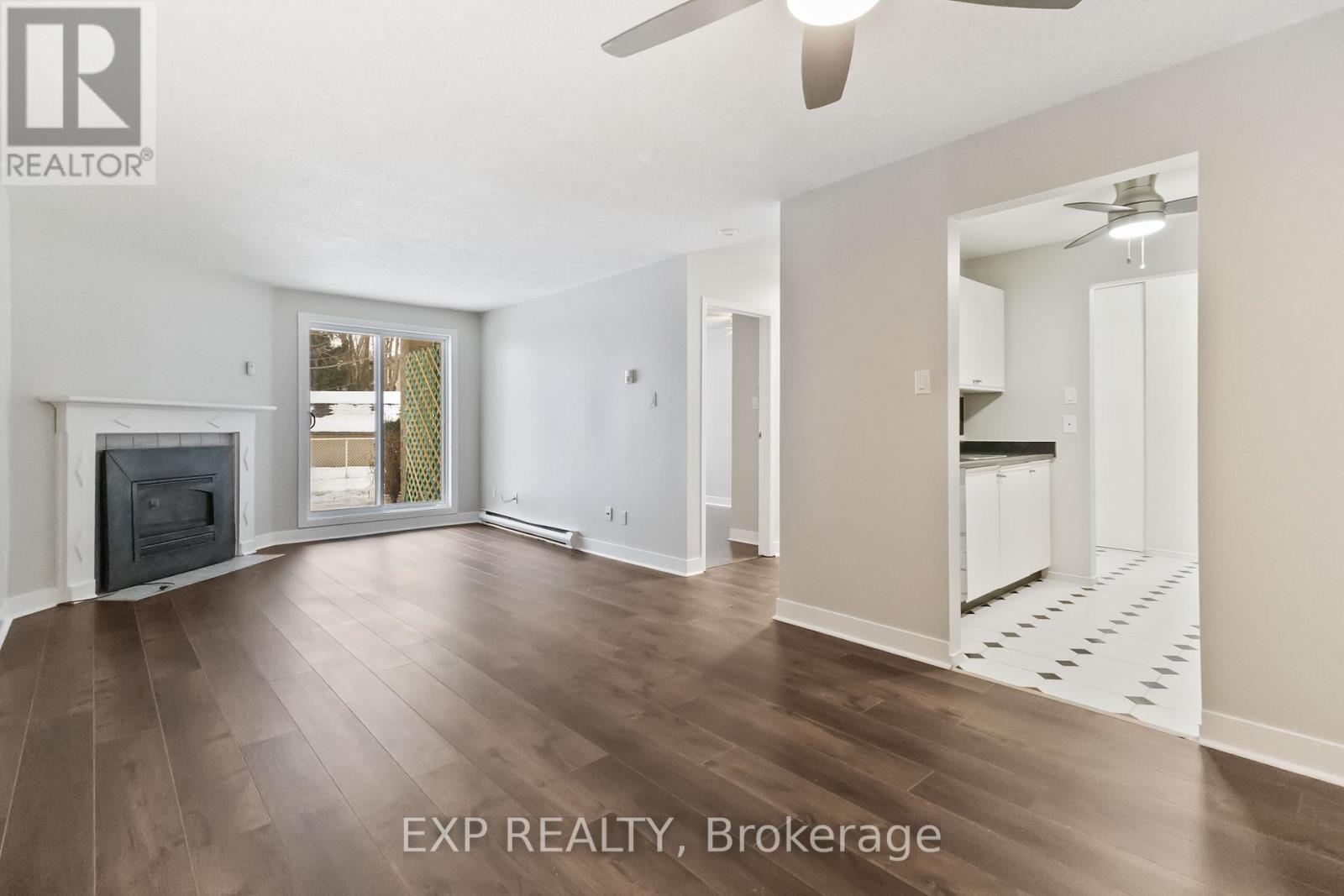 111 - 725 Deveron Crescent N, London South (South T), ON - Indoor Photo Showing Living Room With Fireplace