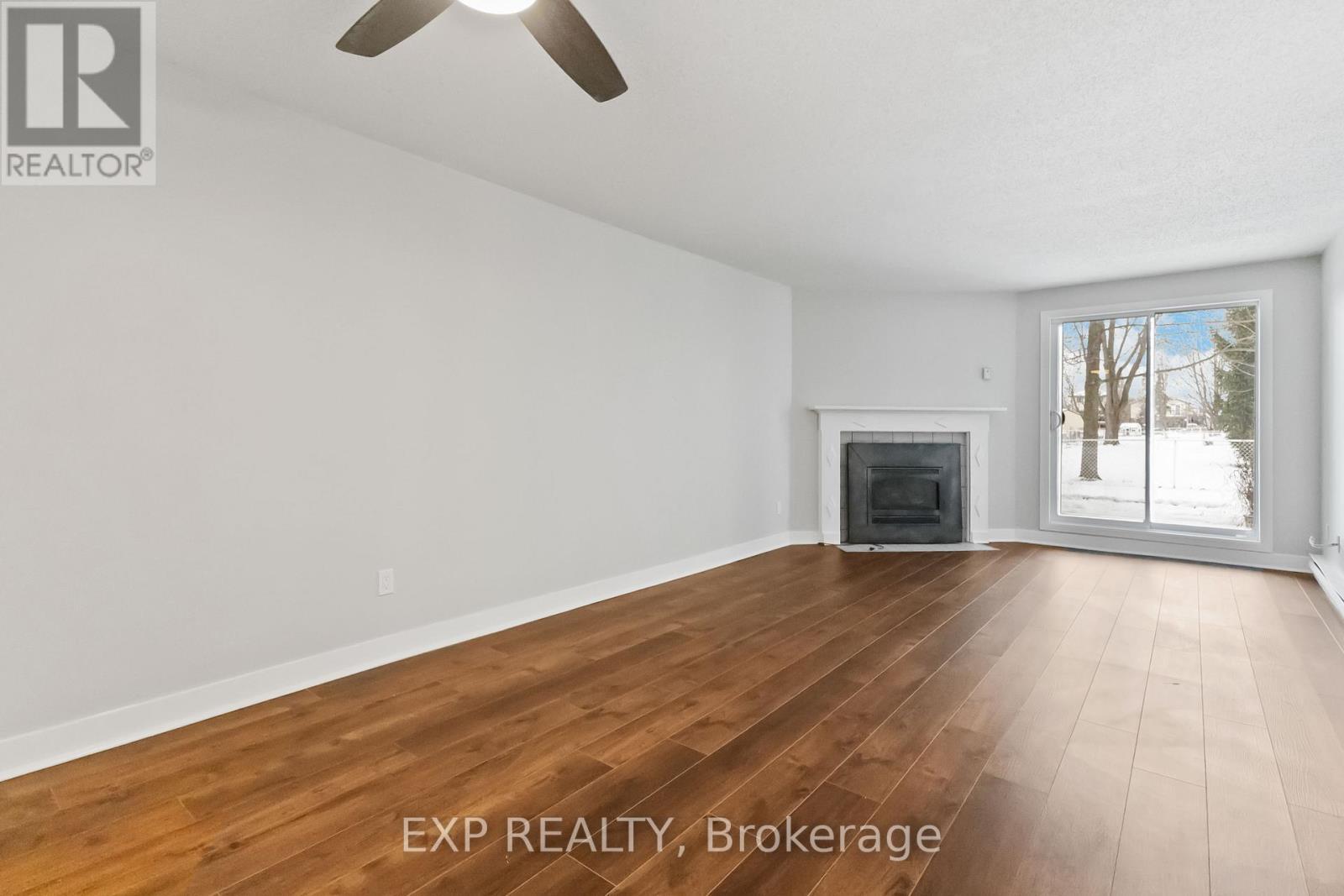 111 - 725 Deveron Crescent N, London South (South T), ON - Indoor Photo Showing Living Room With Fireplace