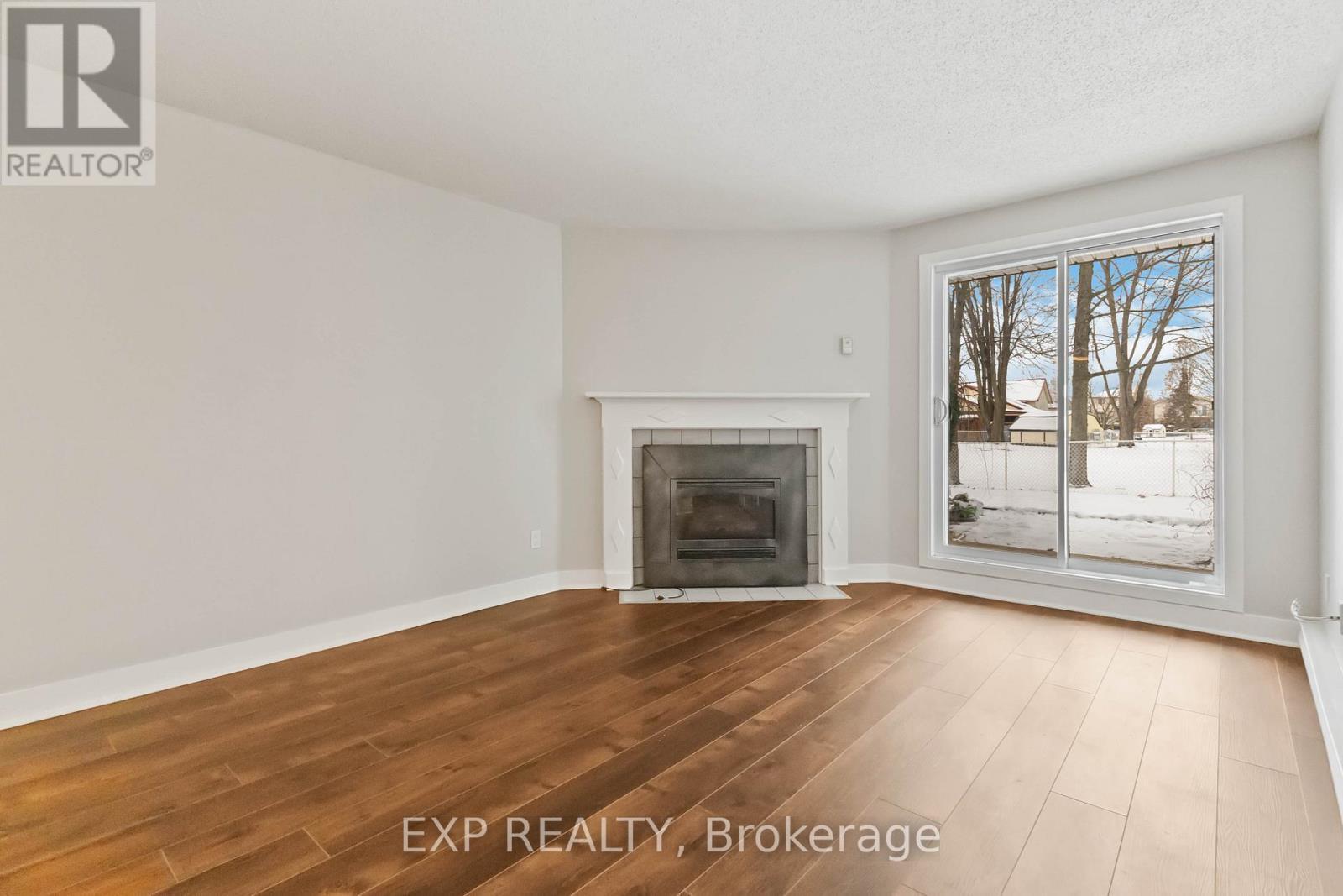 111 - 725 Deveron Crescent N, London South (South T), ON - Indoor Photo Showing Living Room With Fireplace