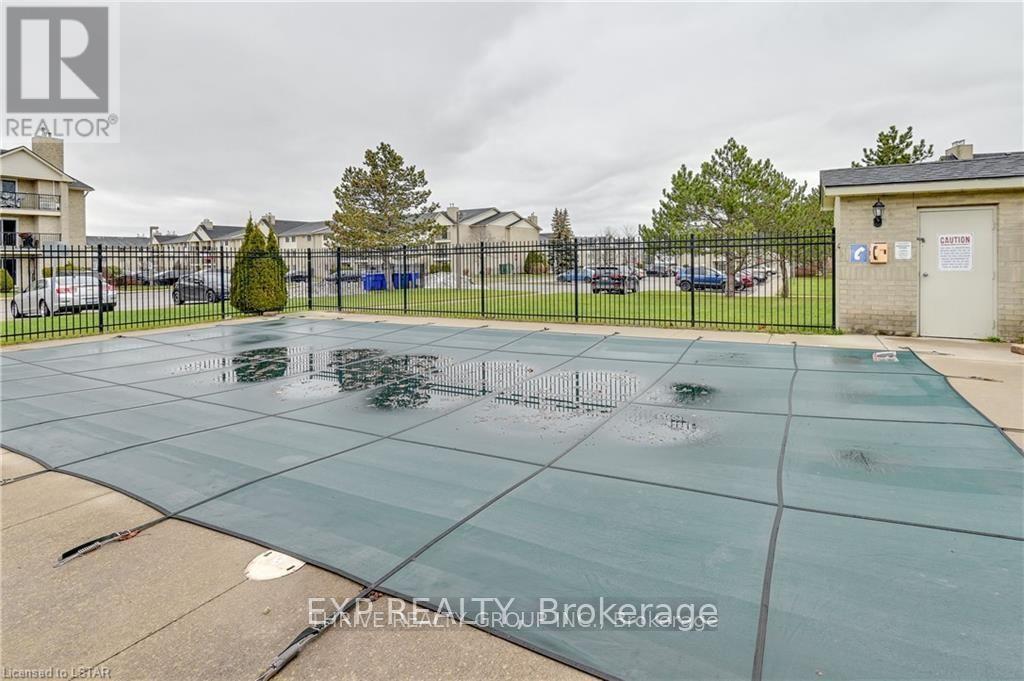 111 - 725 Deveron Crescent N, London South (South T), ON - Outdoor