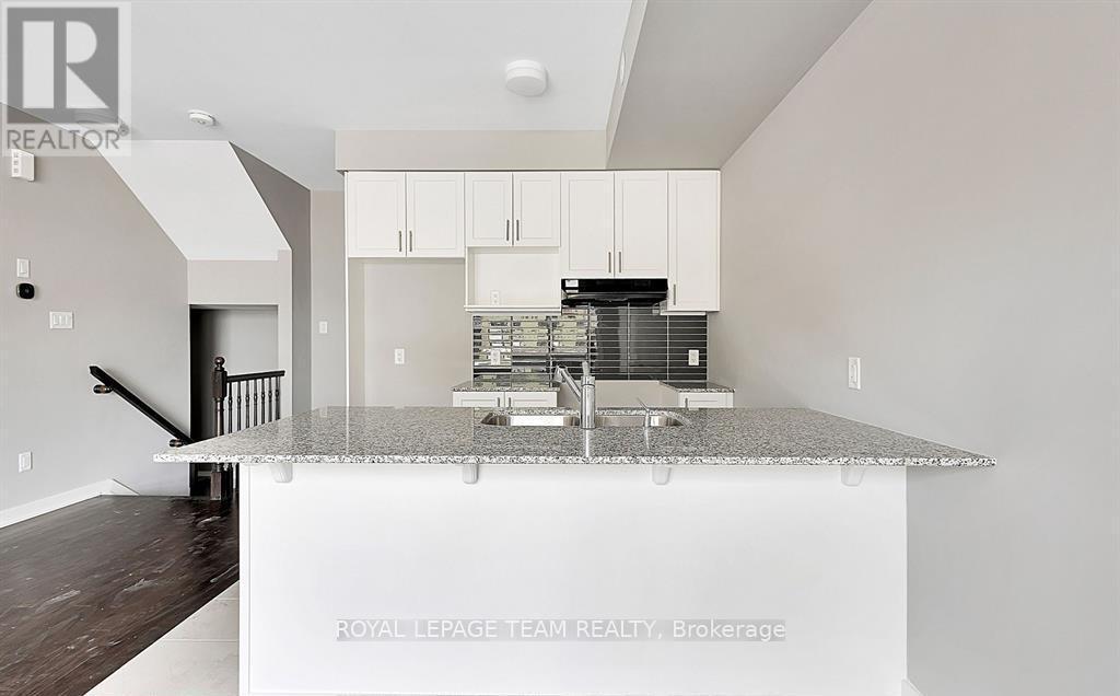 622 Mishi Private, Ottawa, ON - Indoor Photo Showing Kitchen With Upgraded Kitchen