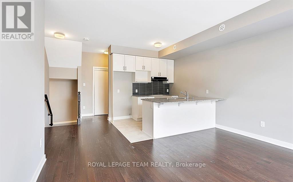 622 Mishi Private, Ottawa, ON - Indoor Photo Showing Kitchen